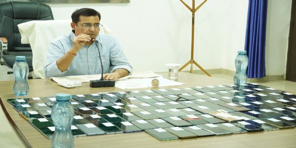 बांसवाड़ा पुलिस ने बरामद किए 20 लाख के 107 गुमशुदा मोबाइल मालिकों को लौटाए