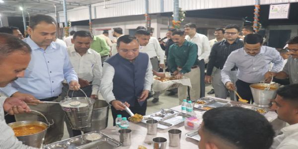 डीआईजी, जिलाधिकारी और वरिष्ठ पुलिस अधीक्षक ने प्रशिक्षु सिपाहियों को परोसा भोजन