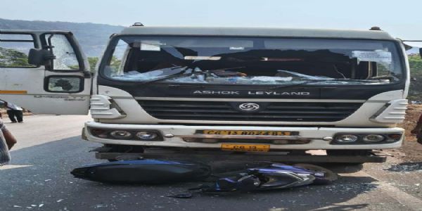 ट्रेलर की चपेट में आकर स्कूटी सवार महिला की मौत, पति व बच्चा घायल