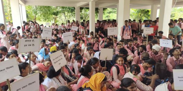 कुलपति के फैसले के विरोध में छात्रों का अनिश्चितकालीन आंदोलन शुरू