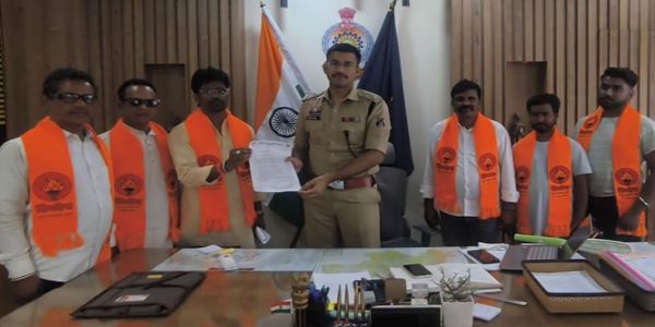 सड़क दुर्घटना पर नियंत्रण के लिए शिवसेना ने कांकेर एसपी को सौंपा ज्ञापन