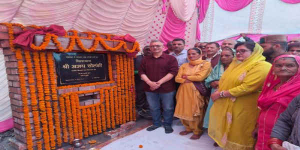 नाहन विधानसभा के मंडलांहा में  70 लाख रुपये की लागत से तैयार सड़क पर पहली बार चली  बस 