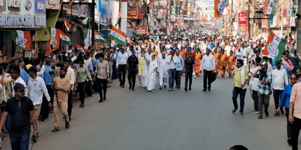 चुनाव 26 : दुर्गापुर में ममता बनर्जी के रोड शो में उमड़ा जन सैलाब