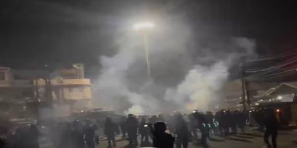 मणिपुर: इंफाल ईस्ट में मशाल जुलूस, गुस्साई भीड़ को तितर-बितर करने के लिए सुरक्षा बलों ने छोड़े आंसू गैस के गोले