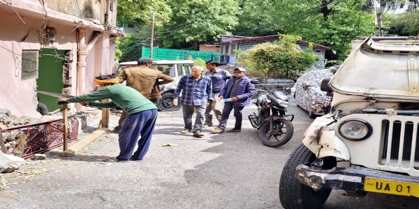 तल्लीताल में पिकअप के ब्रेक फेल, वाहन मकान में घुसा