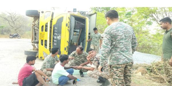 अनियंत्रित तेज रफ्तार हाईवा पलटा, तीन घायल