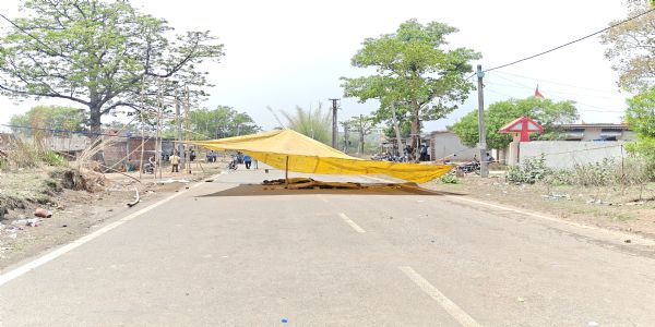 मुआवजे का मिला आश्वासन, 24 घंटे के बाद समाप्त हुआ सड़क जाम