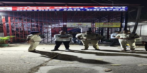 छपरा मंडल कारा में जिलाधिकारी व एसएसपी ने देर रात कि छापेमारी