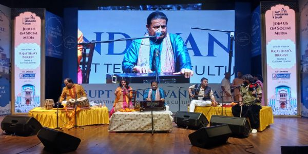 (संशोधित) अनूप जलोटा की भजन संध्या में उमड़ा भक्ति का सागर, हजारों श्रद्धालु हुए मंत्रमुग्ध