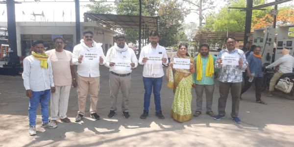 धमतरी में कांग्रेसी पार्षदों का अनोखा प्रदर्शन, पोस्टर लेकर जताया विरोध