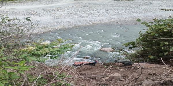 यमुना नदी में गिरा राशन से भरा ट्रक, हेल्पर लापता