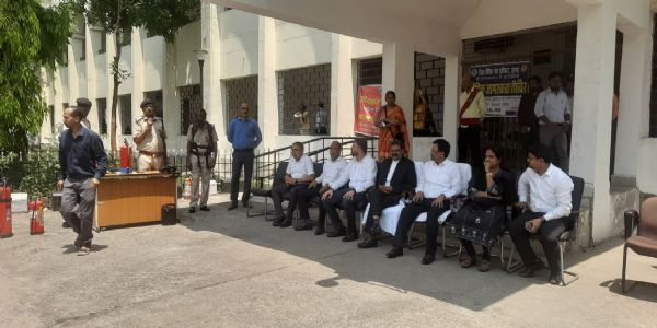 फायर ब्रिगेड की टीम ने प्रदर्शित की आग बुझाने की कला