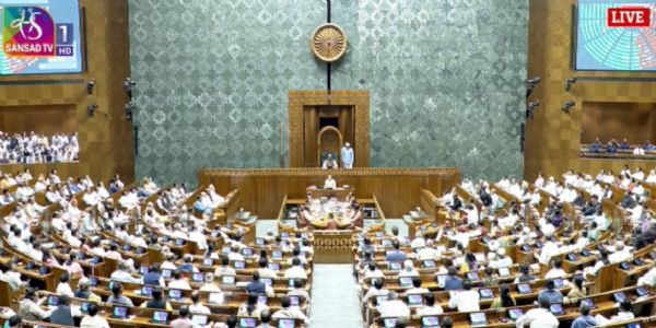 लोकसभा में संविधान का 131वां संशोधन विधेयक पर मतदान के दौरान