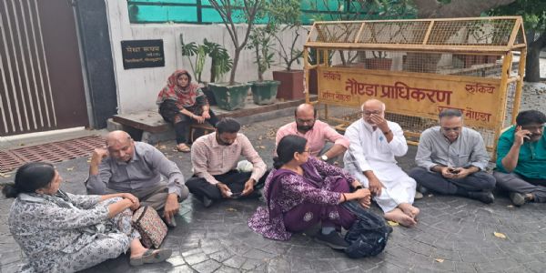 डीएम कैंप कार्यालय के बाहर सीपीआई (एम) का डेलिगेशन बैठा धरने पर, दो राज्यसभा सांसद और पोलित ब्यूरो के सदस्य भी शामिल