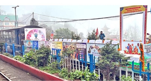 टॉय ट्रेन के लिए विशेष रूप से सजाई गई दार्जिलिंग स्टेशन