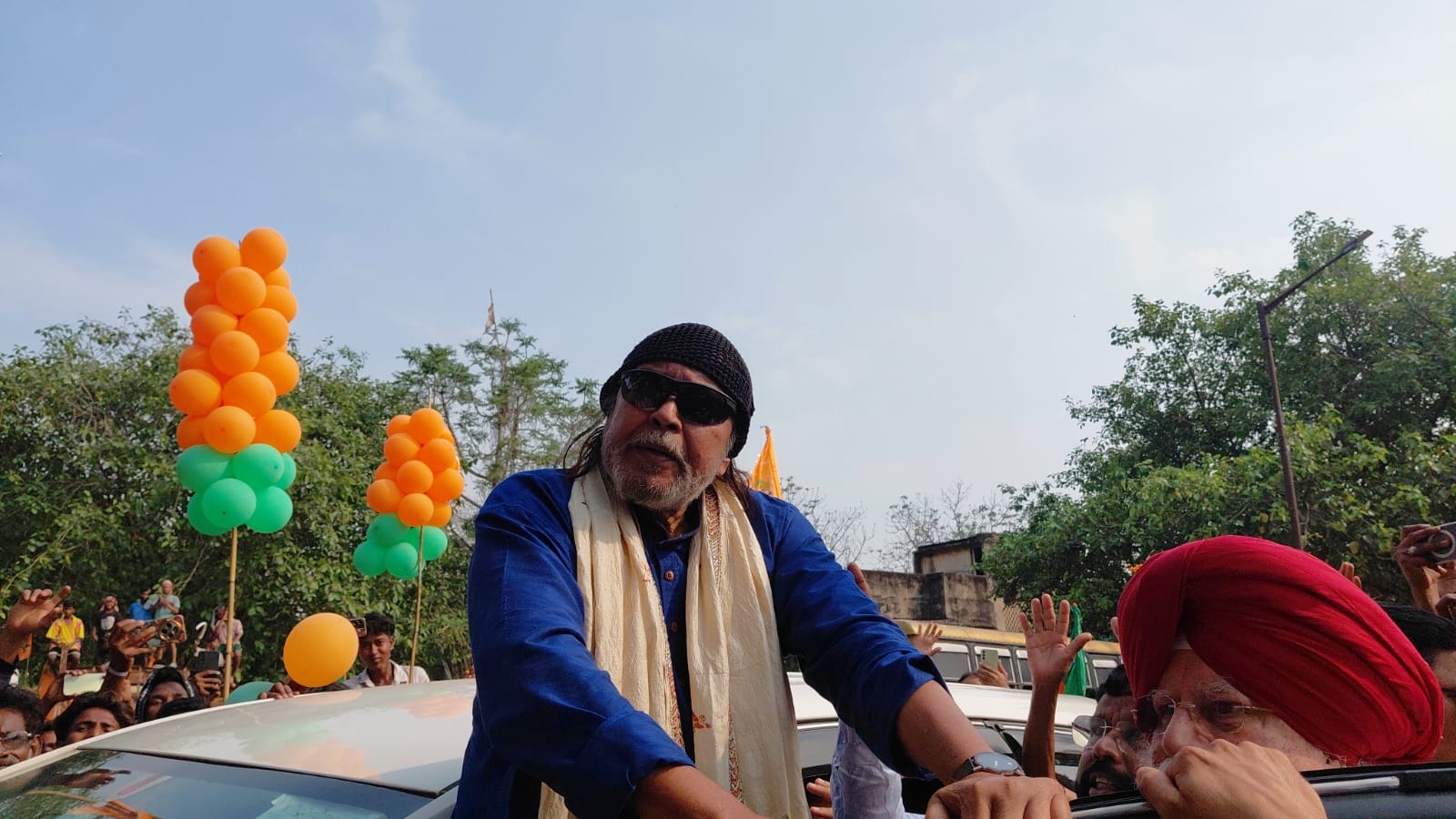 लोगों का अभिवादन करते मिथुन चक्रवर्ती दुर्गापुर में