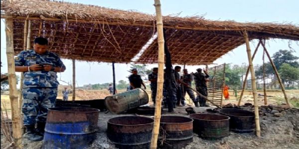 नेपाल भारत सीमा में बने अतिक्रमण हटाते सुरक्षा बल