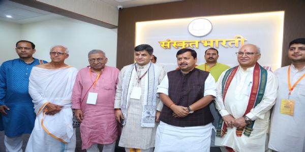 संस्कृति भाषा के वैदिक अनुष्ठान के शुभारंभ में भाजपा के राष्ट्रीय अध्यक्ष नितिन नवीन।