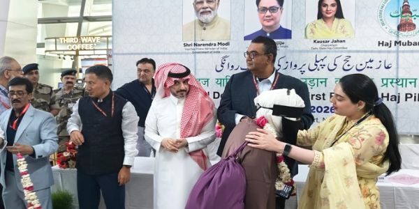 दिल्ली से हज यात्रियों के पहले जत्थे को रवाना करते हुए अल्पसंख्यक मंत्रालय के सचिव और दिल्ली हज कमेटी की चेयरपर्सन।