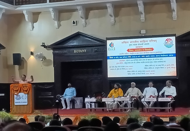 कार्यक्रम को संबोधित करते डॉ पवनपुत्र बादल