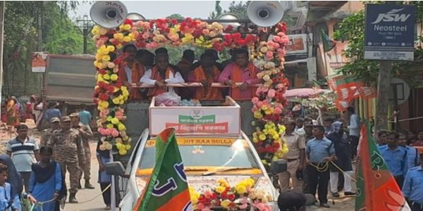 झारखंड के पूर्व मुख्यमंत्री बाबूलाल मरांडी तपन में प्रचार करते हुए