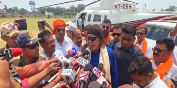 पत्रकारों से बात करते मिथुन चक्रवर्ती में