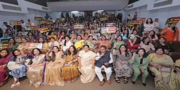 कैट के हिंदी भवन में  आज आयोजित दिवसीय दो दिवसीय सम्मेलन  के दौरान  चार सौ से ज्यादा महिला उद्यमियों के साथ काला पट्टा बांधकर विपक्ष की महिला विरोधी राजनीति के खिलाफ अपना विरोध दर्ज कराती  मुख्यमंत्री  रेखा गुप्ता