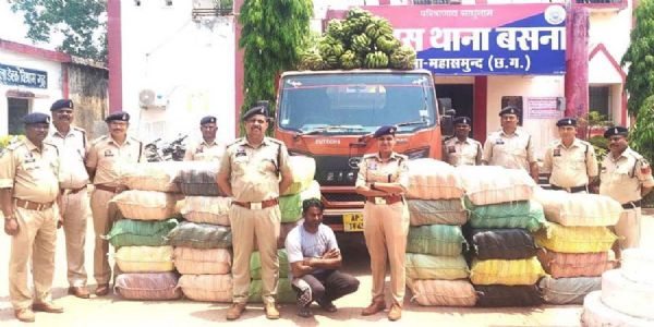 ट्रक से केलों के बीच गांजा तस्करी करते आराेपित गिरफ्तार, नाै क्विंटल 12 किलो गांजा जब्त