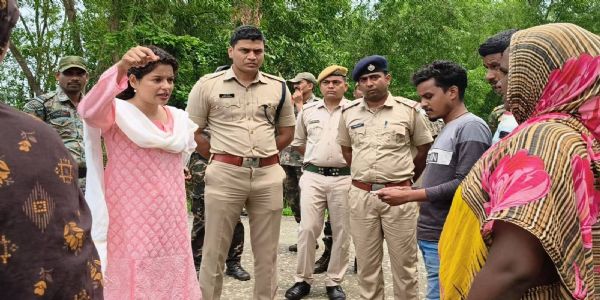 मतदाताओं का भरोसा बढ़ाने मैदान में उतरा झाड़ग्राम जिला प्रशासन