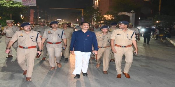 शहर में रात्रि पैदल मार्च कर पुलिस आयुक्त ने लिया सुचारू यातायात व्यवस्था का जायजा
