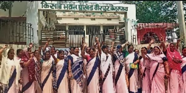 आठ माह से प्रोत्साहन राशि नहीं मिलने पर आशा कार्यकर्ताओं का धरना, सेवाएं बाधित