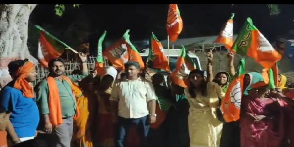 बिहार में भाजपा के प्रथम मुख्यमंत्री बनने पर कार्यकर्ताओं ने मनाया जश्न