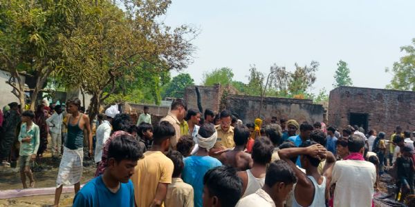 खजुहा गांव में अग्नितांडव: चार घर जलकर राख, लाखों की नकदी व अनाज नष्ट