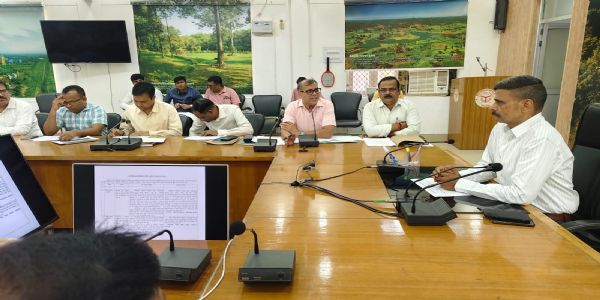 उद्योगों को रफ्तार देने के लिए कमिश्नर सख्त, लापरवाही पर कार्रवाई की चेतावनी