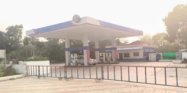 वीरपुर में पेट्रोल संकट, चार पेट्रोल पंप बंद; 130–140 रुपये में कालाबाजारी की चर्चा