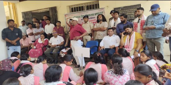 टाटा कॉलेज में छात्राें ने आंदोलन को किया 10 मई तक स्थगित