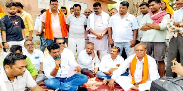 बिजली समस्या से त्रस्त उपभोक्ताओं ने प्रदर्शन कर सौंपा मांग पत्र