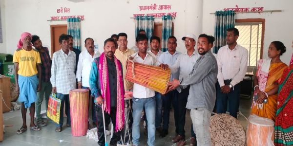 अड़की में कल्याण विभाग ने किया वाद्य यंत्रों का वितरण