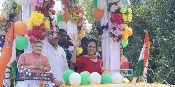 तृणमूल सांसद कोयल मल्लिक ने जामुडिया में रोड शो किया