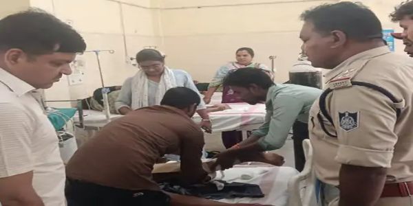 अनूपपुर: तेज रफ्तार बाइक सड़क किनारे लगी लोहे की रेलिंग से टकराई, दो युवक घायल