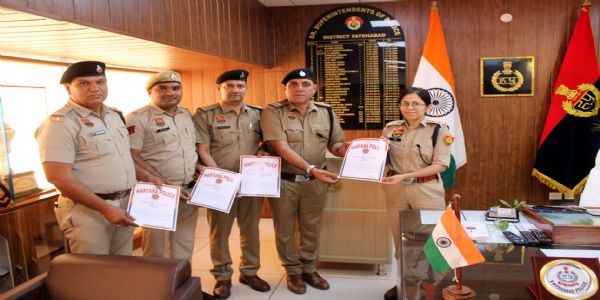 फतेहाबाद : एसपी ने उत्कृष्ट कार्य करने वाले पुलिसकर्मियों को किया सम्मानित