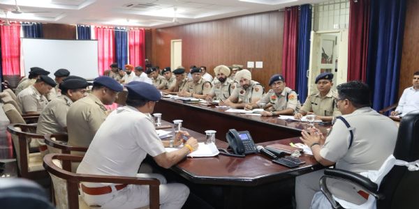 सिरसा: नशा तस्करों व गैर कानूनी धंधा करने वालों पर सख्त कार्रवाई करें: एसपी