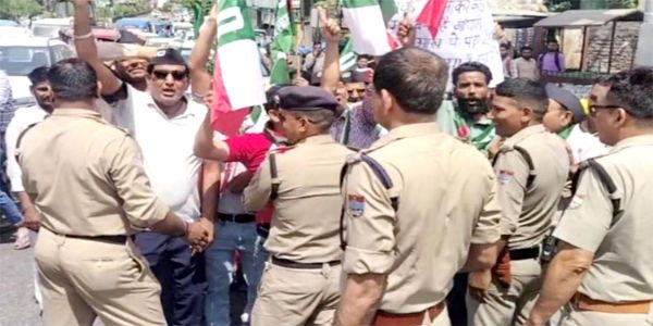 यूकेडी कार्यकर्ता गिरफ्तार,भाजपा पर वीआईपी को बचाने का आरोप