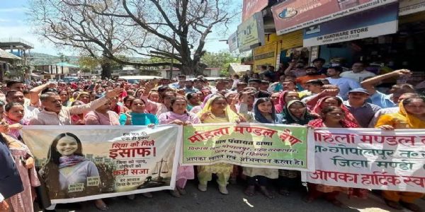 सिया हम शर्मिंदा हैं, तेरे कातिल जिंदा हैं, के नारों से गूंजा सिया गांव, सैंकड़ों महिलाओं ने किया प्रदर्शन