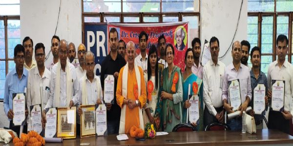 गोरखपुर जर्नलिस्ट्स प्रेस क्लब में मना हैनीमैन जयंती समारोह, सम्मानित हुए चिकित्सक