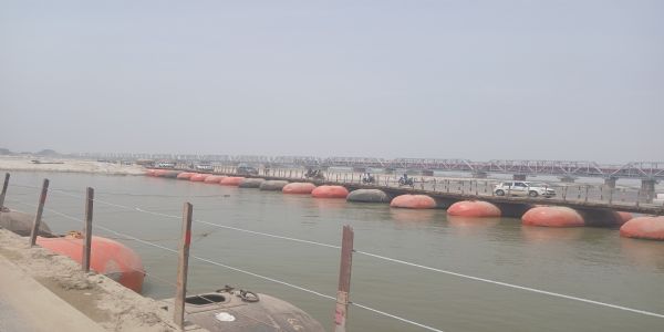 घाघरा घाट पुल को प्रशासन ने किया पूरी तरह बंद, बनने का कार्य तेजी से शुरू, पीपा पुल से आवागमन जारी