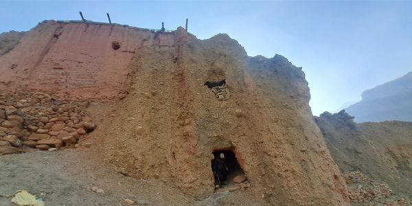 नेपाल के मुस्तांग जिले में लाल पहाड़ी के भीतर मिला १२०० वर्ष पुराना रहस्यमयी गुफा