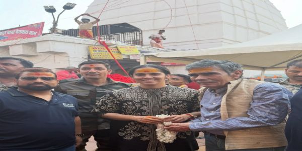 देवघर पहुंचीं बैडमिंटन स्टार साइना नेहवाल, बाबा मंदिर में की पूजा-अर्चना