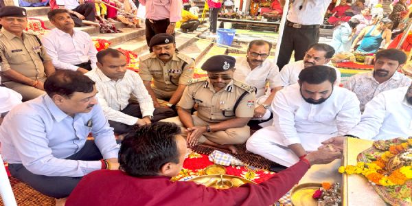 गढ़वाल कमिश्नर और आईजी ने लिया चारधाम यात्रा की तैयारियों का जायजा, की मां गंगा की पूजा