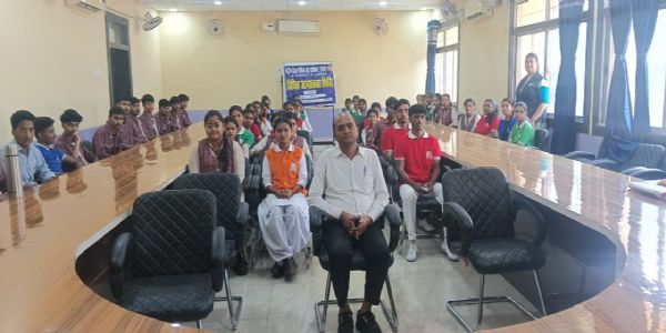 स्कूली बच्चों के बीच आयोजित हुआ लीगल लिटरेसी प्रोग्राम